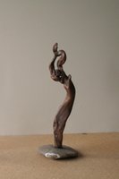 La gitane sculpture bois flotté socle galet