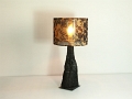 Lampe de chevet en bois flotté au 3/4 brulé sur grille métallique noire et abat-jour tissu noir et or, modèle - Ref.LC10017