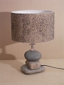 Lampe à poser en galets naturels avec tige en bois naturel et abat-jour sablé modèle unique - Ref.LP10023