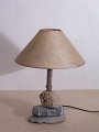 Lampe à poser en galets naturels avec tige bois et abat-jour conique - Ref.LP10025