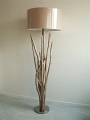 Luminaire, lampe sur pieds en bois flottés, avec tige et socle en métal et abat-jour rond diamètre 55cm - Ref.LH11300