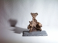 Prestance, petite sculpture en bois flotté posée sur une ardoise - Ref.S10220