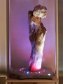 Izar - Sculpture lumineuse leds multicolores en bois flotté sur lauze