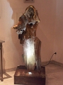 Bienveillance, sculpture en bois flotté sur son socle en tôle rouilltée